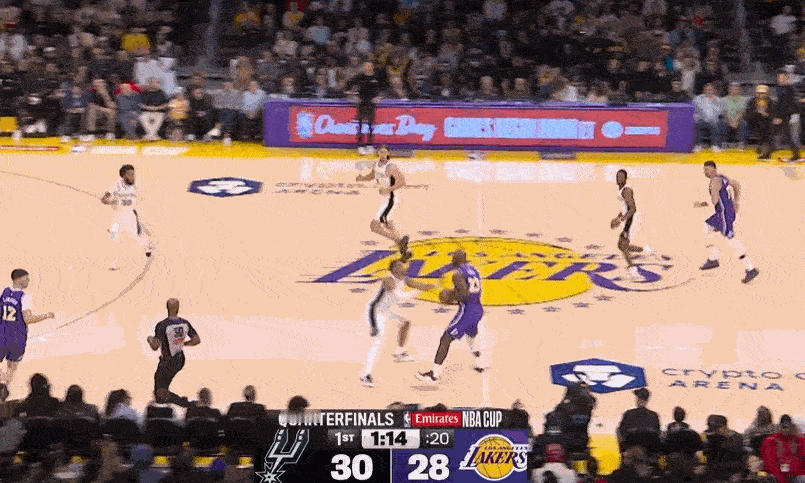 詹姆斯运球直接掉了，湖人首节落后9分，詹姆斯正负值-8湖人vs马刺