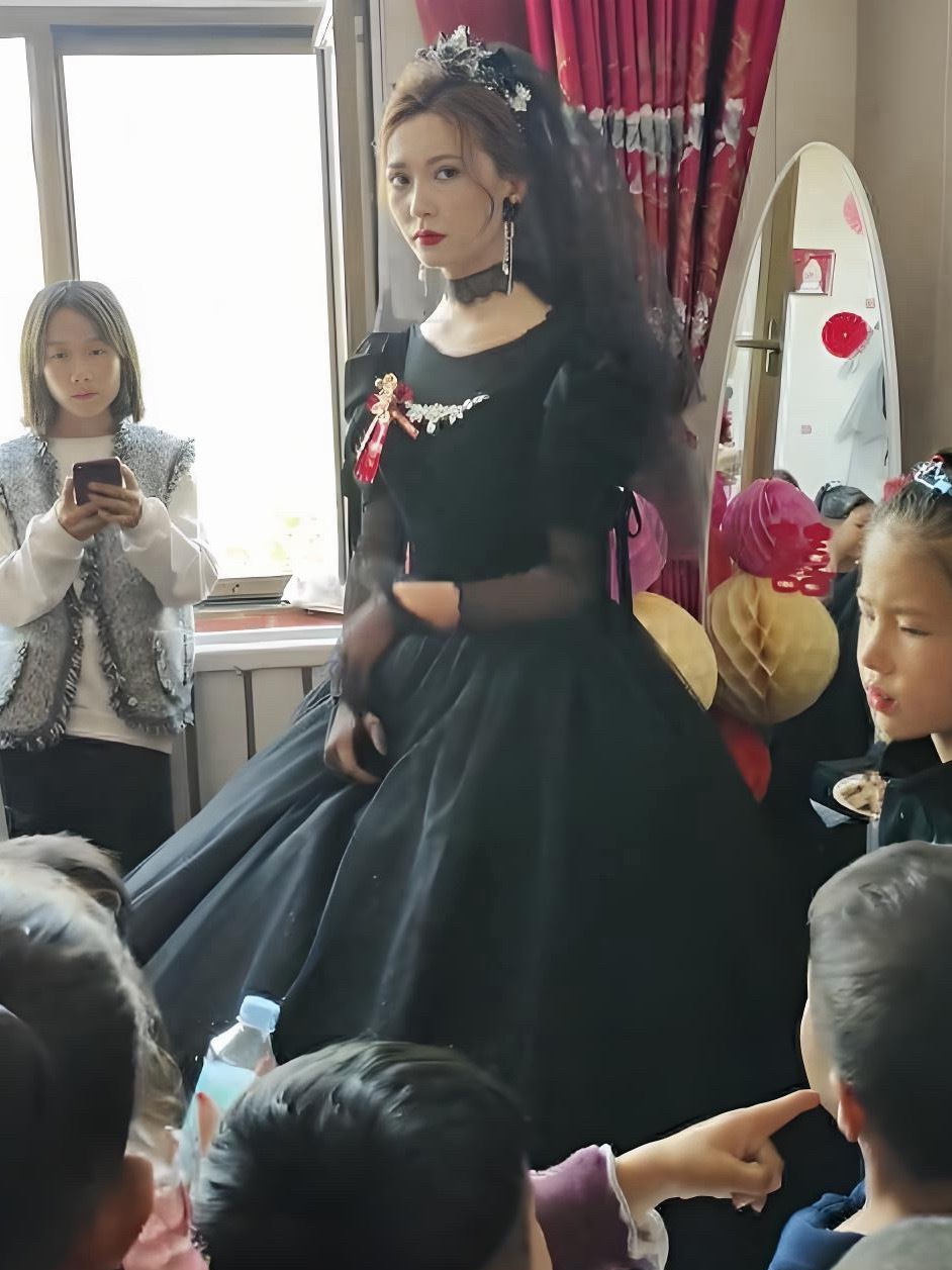 你能接受吗？甘肃一新娘穿黑色婚纱举行婚礼，网友：新郎压力山大 
