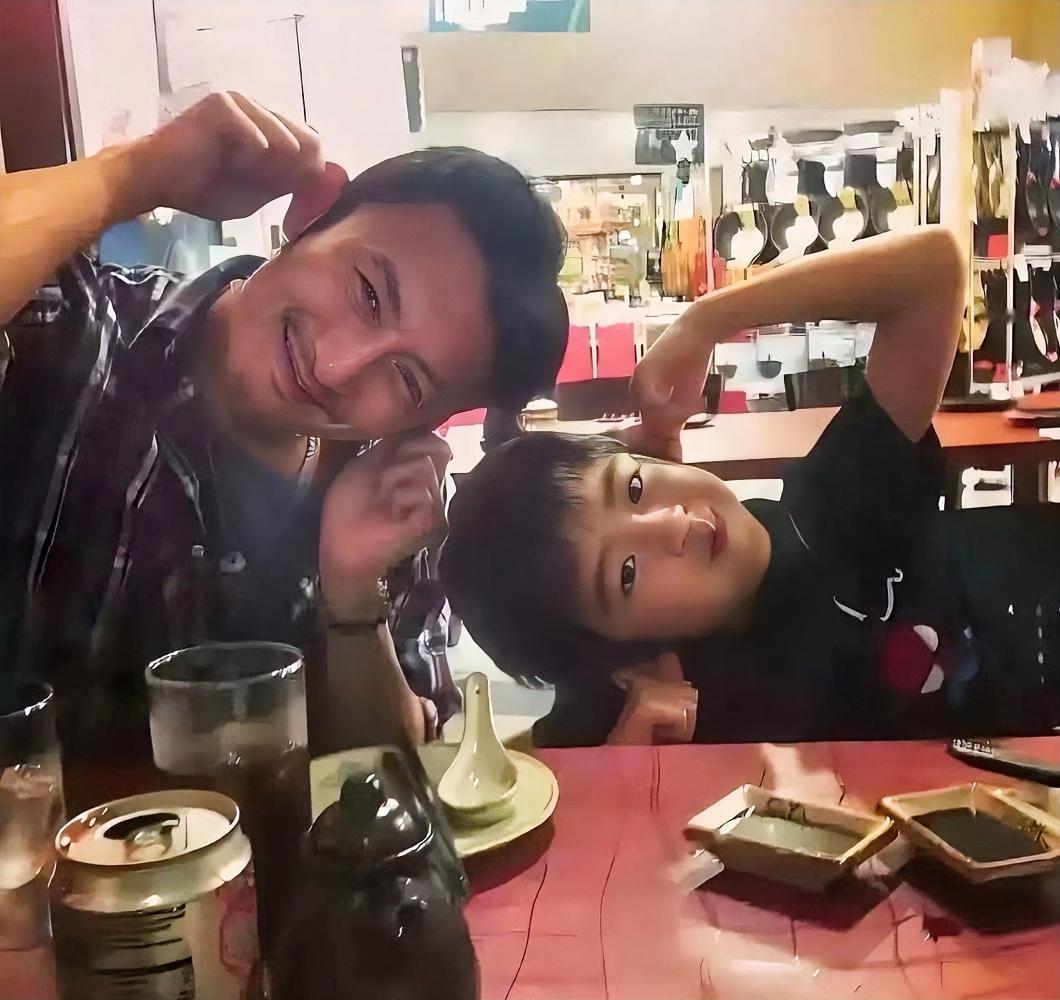看了这张照片，
我心里一惊，
万万没想谢霆锋这样的
冷脸硬汉也有如此俏皮可爱的一