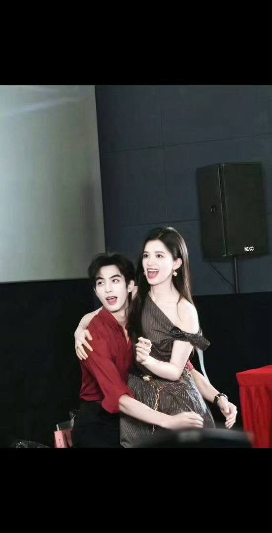 感觉宋威龙好会谈恋爱谁懂！宋威龙和张婧仪宣传期互动氛围感拉满，自然亲昵的相处模式