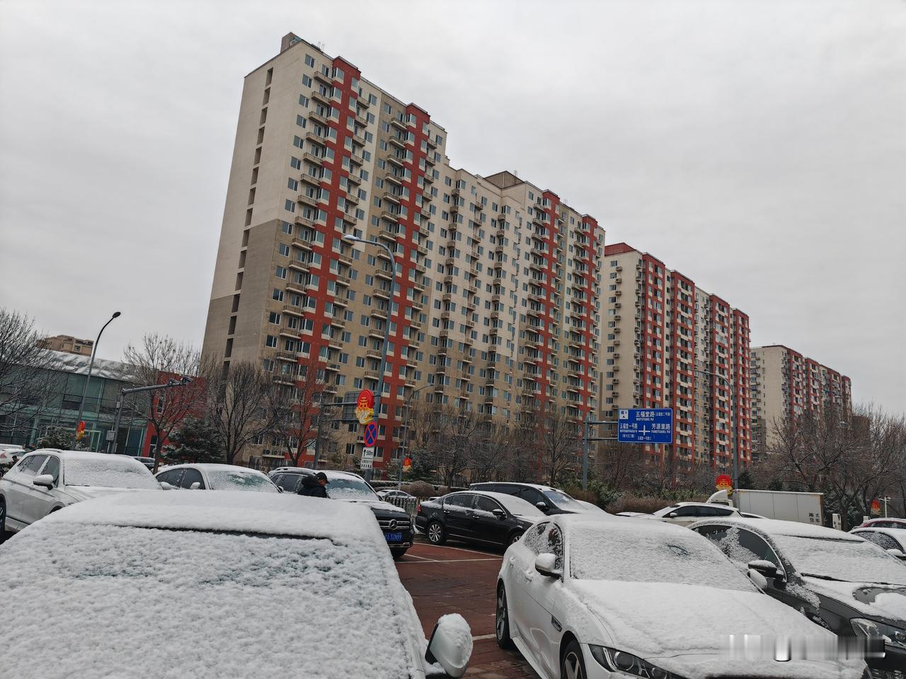 2026年2月27日，北京如期迎来降雪。清晨出门，只见路边许多车辆都被积雪覆盖，