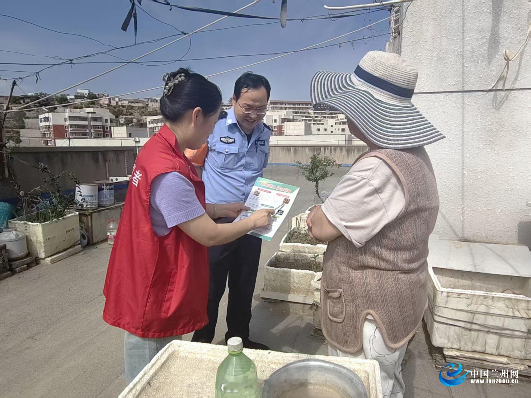 兰州基层禁毒宣传出新招【兰州市基层社区创新禁毒宣传织牢防护屏障】日前，兰州市城关