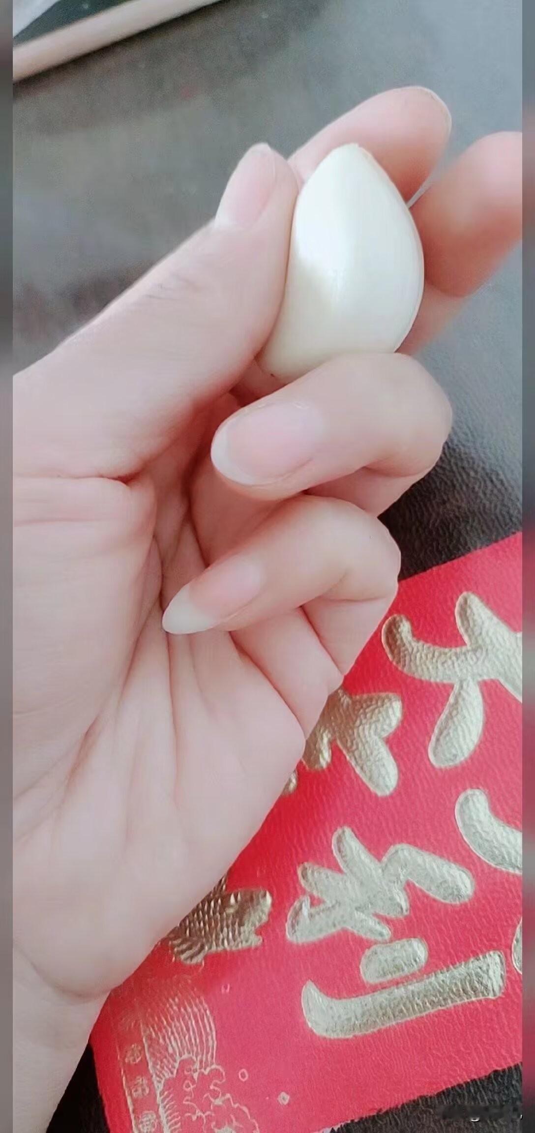 真正好的关系是这样的，
我允许你暂时难过，
甚至可以陪你一起难过，
但我始终相信