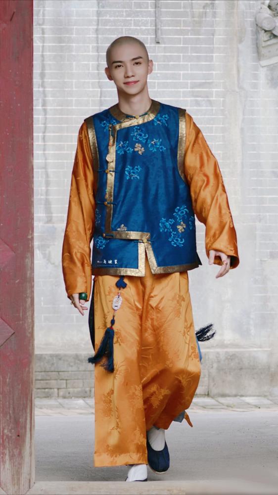 《大生意人》的导演，
​
必须给你加鸡腿，
​
不是因为选了陈晓来当
​
这眼光