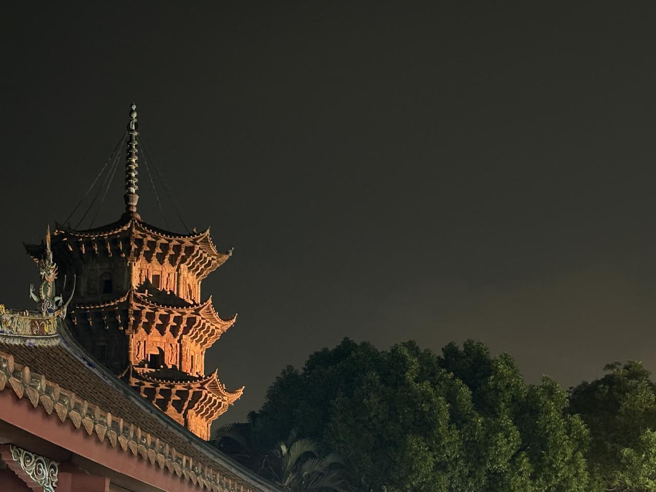 经济发展才是推动道德水平进步的核心。
很多人都把道德水平提高，归功于教育。教育只