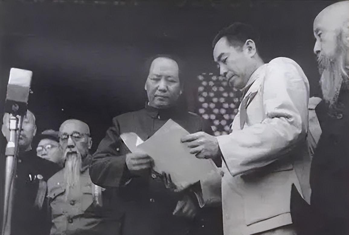 1949年开国大典的珍贵画面被定格。照片中，毛主席和周总理神情认真严肃，正低头专