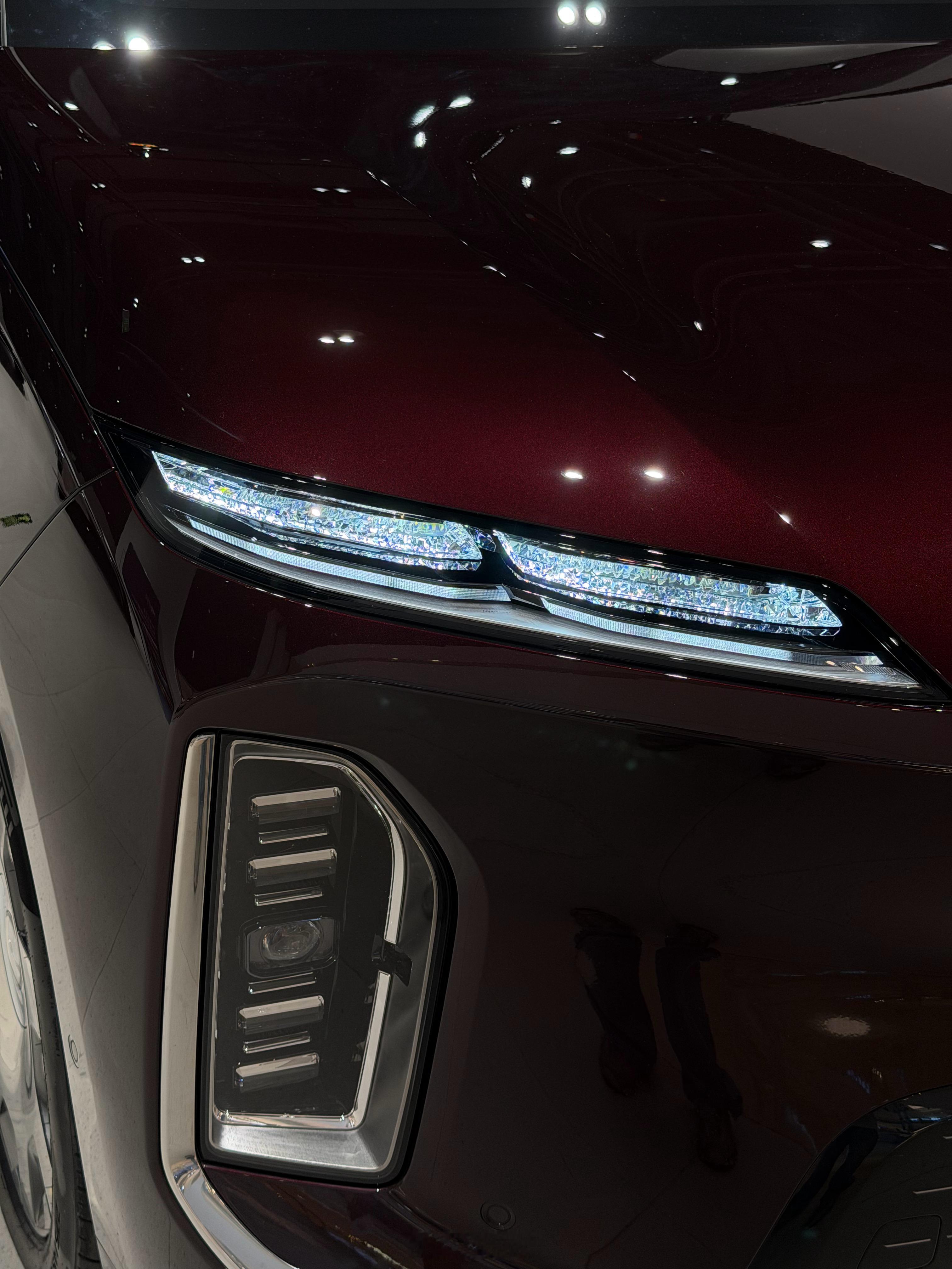 第一次见ES9真车，真是大～体量感有凯雷德的那味了，气势磅礴星云红和大饼轮毂很符