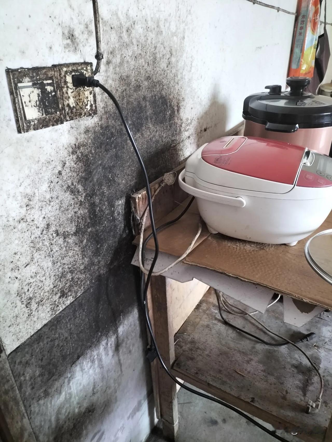 今天去闺蜜的家玩

终于让我明白一件事

她家为什么长期这么穷

有一句老话说