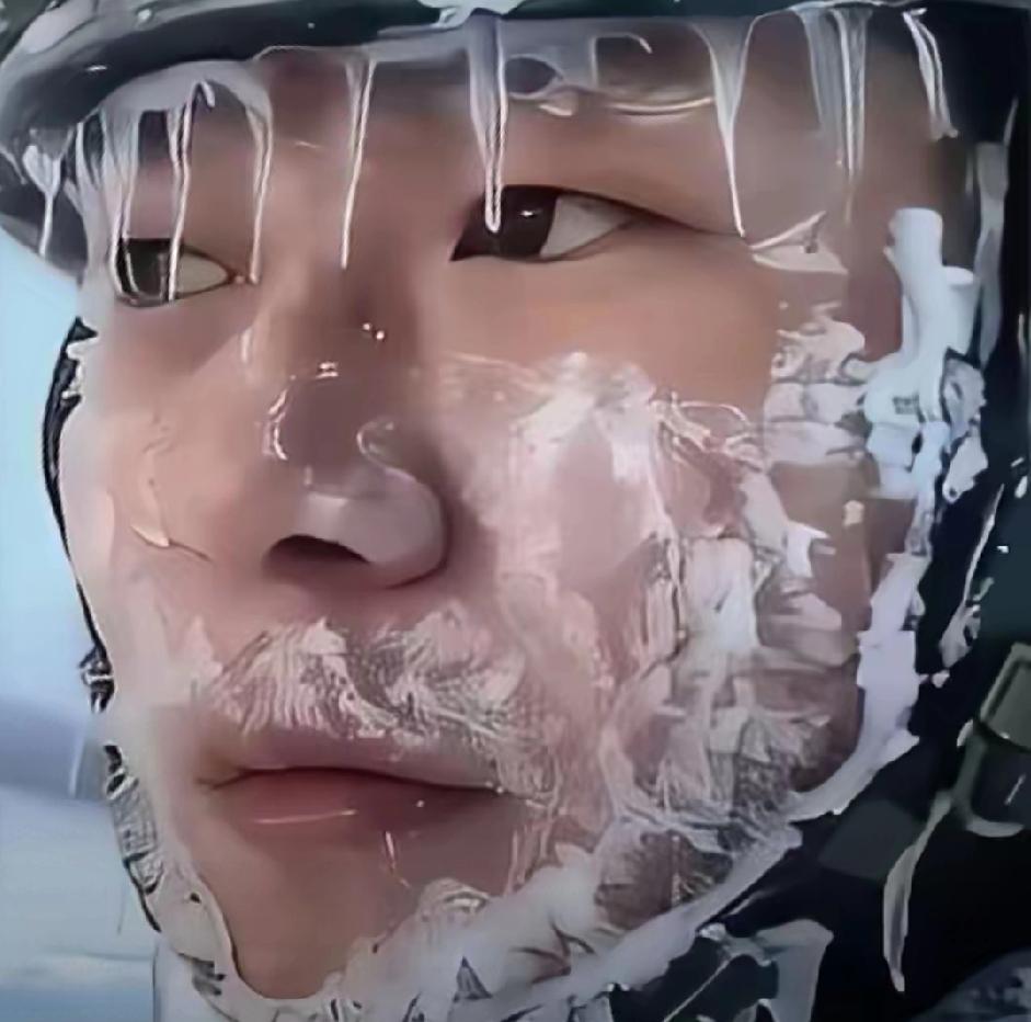 极寒里，他们睫毛凝霜、面罩结冰，冰霜冻住了脸颊的温度，冻不住胸腔里沸腾的热血。零