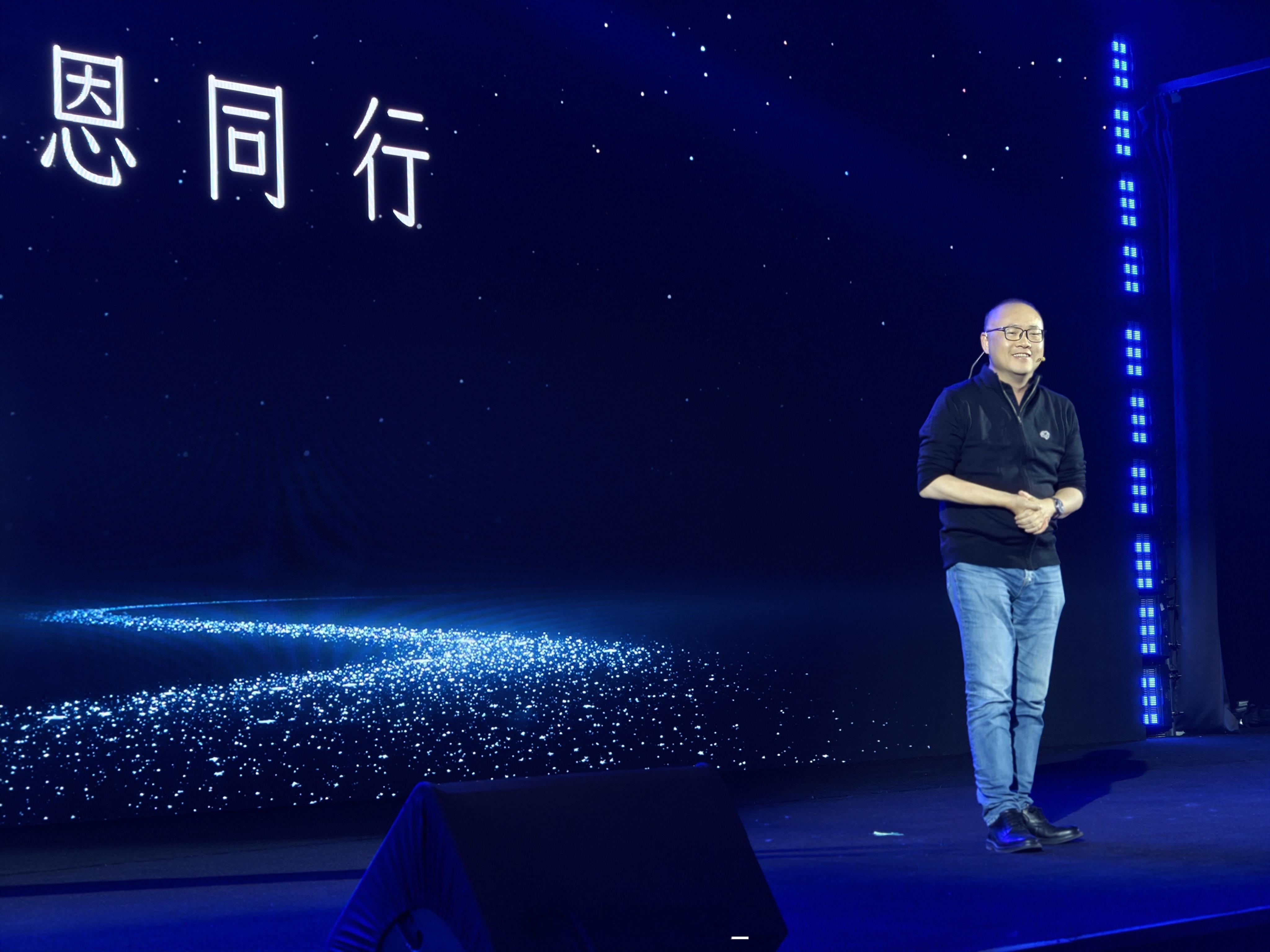 梗王 凯哥又来了，今天最开始还是感谢大家一起同xing一年，但是大家拍照发出去以