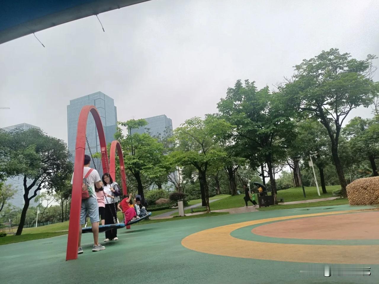 现在越来越多的免费公园开放啦！
有没发现？
只要是免费开放的公园，
都有很多的健