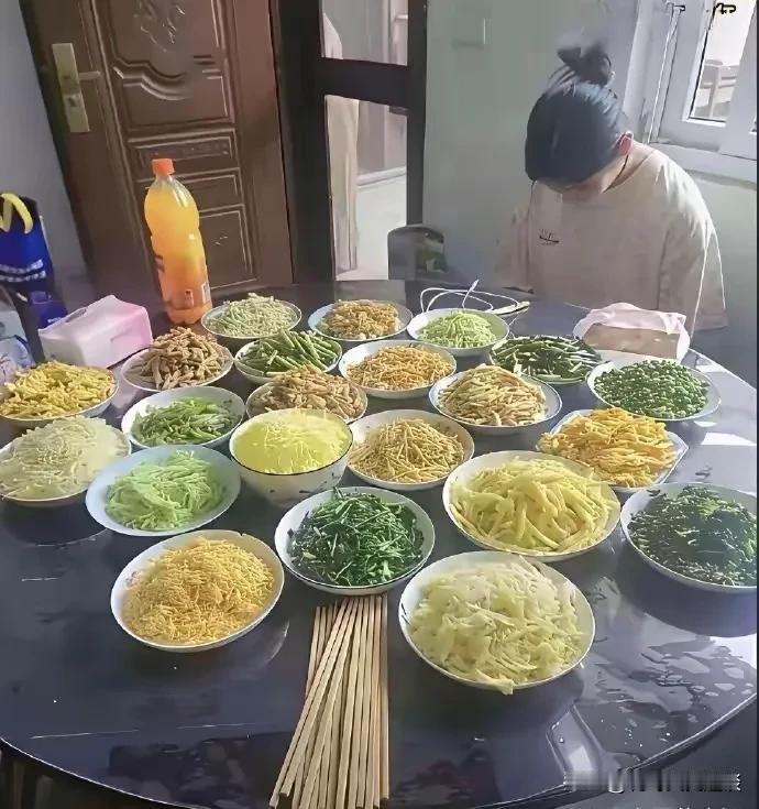 女子跟着男友回家，看到饭菜她一口没吃就走了。女子跟着她的男友，头一次见父母，他的