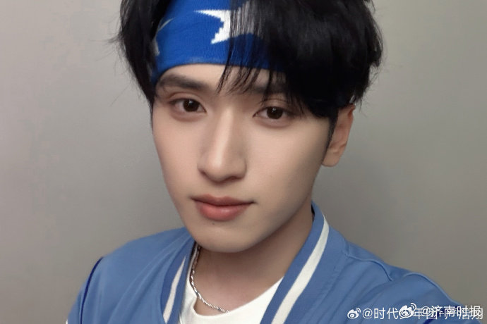 【#律师称严浩翔没义务帮父亲还债#】5月1日，艺人父亲疑在社交平台发文，要正式断