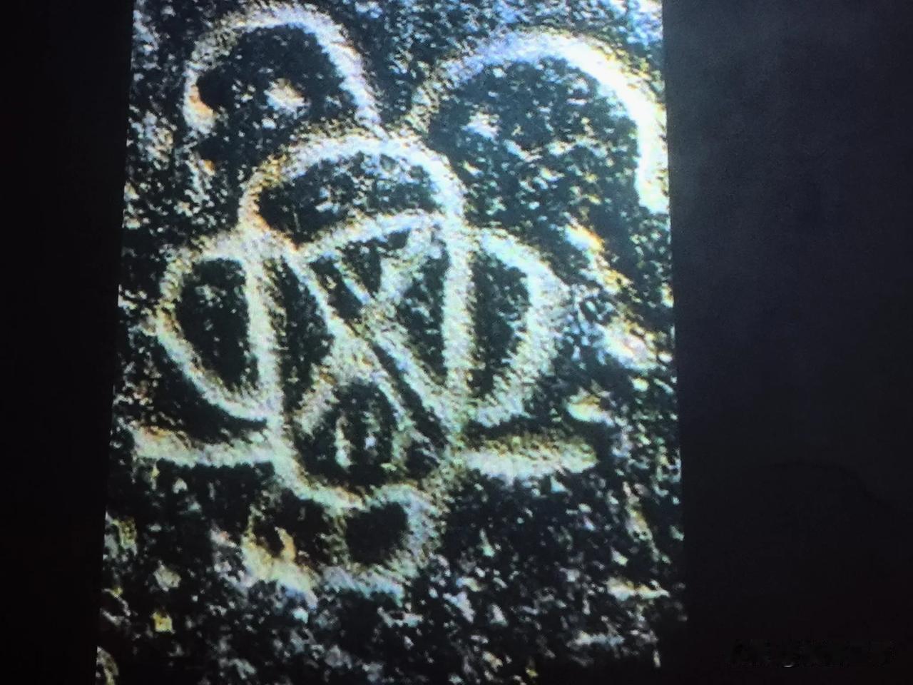 贺兰山的石画里有很多“天线宝宝”（三千至一万年前），那就是古时候的巫师，掌管着与