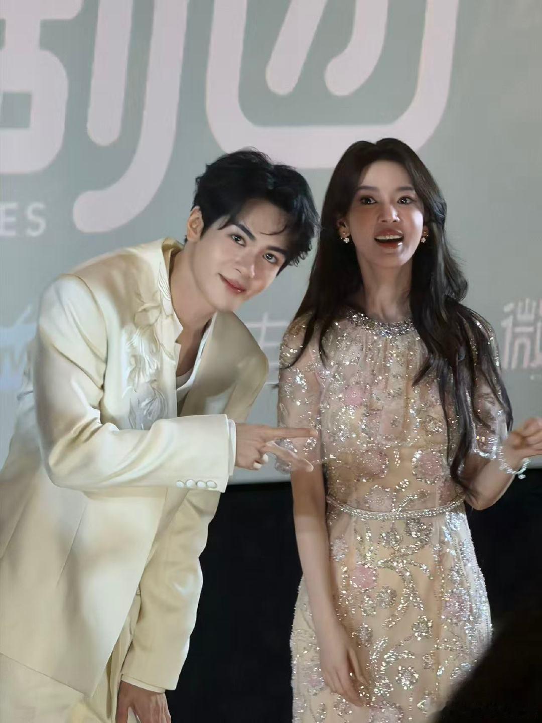 曾舜晞陈瑶完全王子公主来的九门活动现场这组合照太惊艳了！曾舜晞西装自带贵公子气质