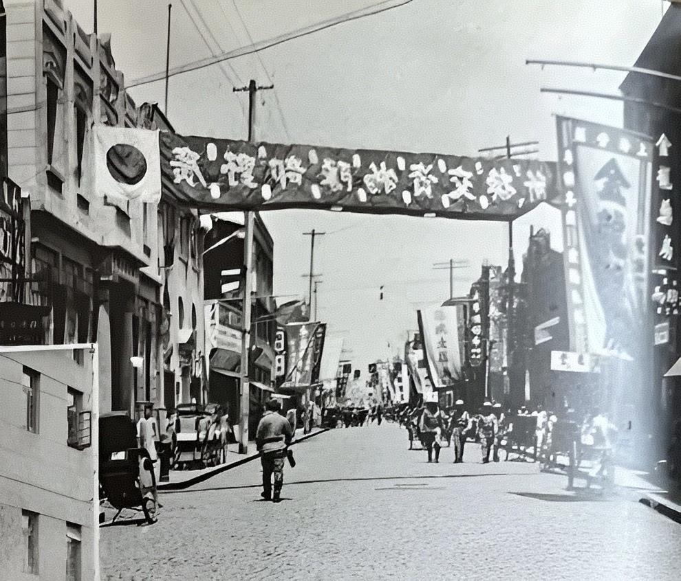 1939年，处于日本占领下的苏州“观前街”。它因古代闻名遐迩的玄妙观坐落于此而得