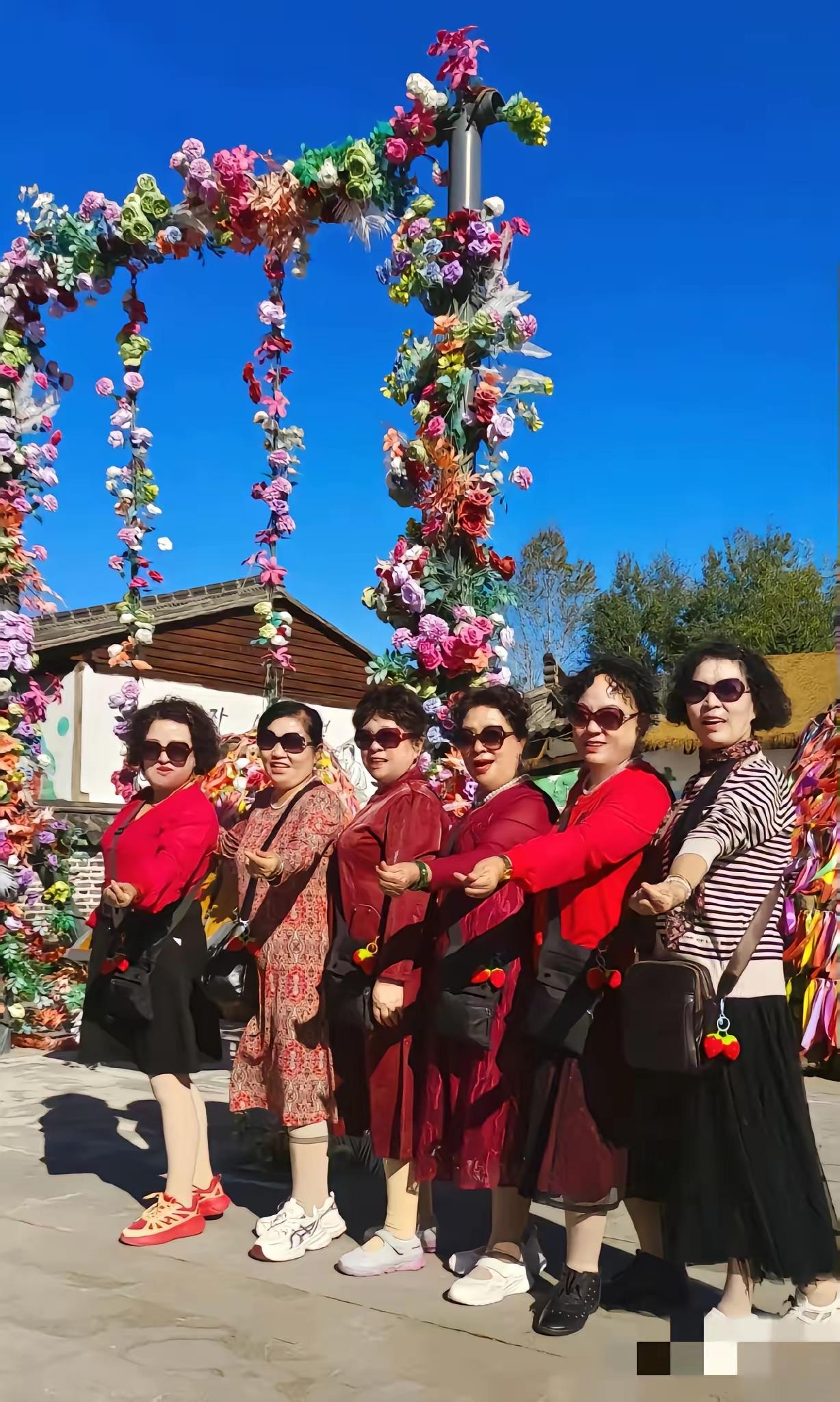 墨镜一戴，谁都不爱，红裙一袭，“老娘”独尊。哪怕裙子配旅游鞋，亦是时尚新风尚。