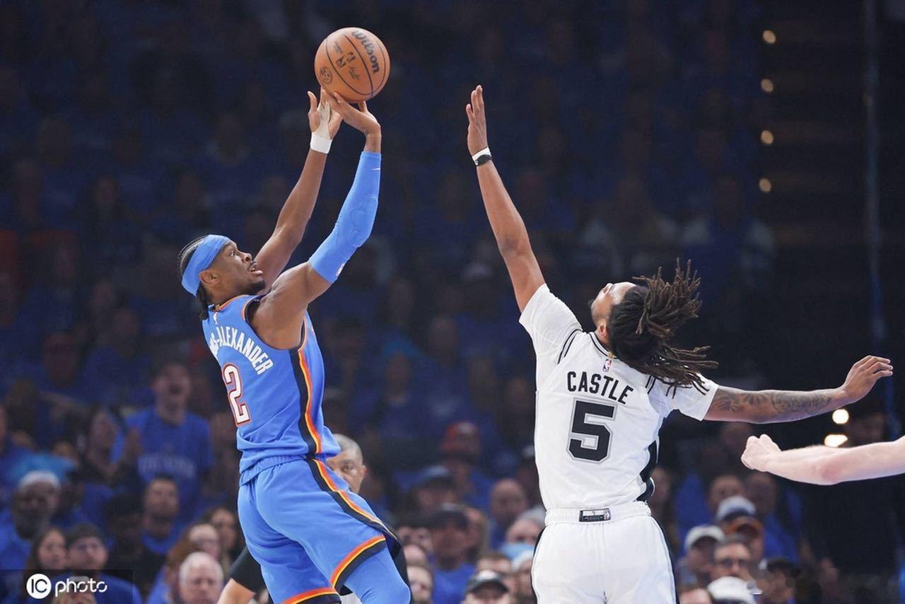 篮球名场面 NBA冲突瞬间太惊险了！卡斯尔反击上篮时被卡鲁索拉倒重摔在地，现场气