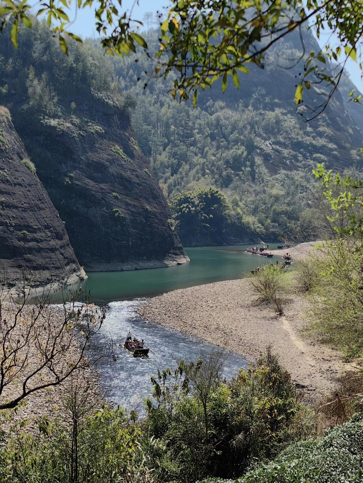 探秘自然奇观  穿越碧绿河流，感受大自然的宁静与壮丽。