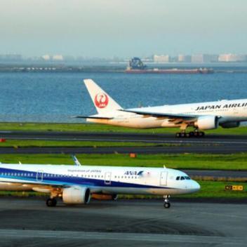 日本全日空、日航两大航司，飞欧洲85%的航班都得借道中国领空，这就是他们的空中生