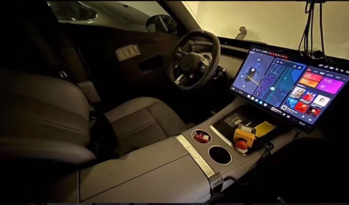 大v聊车 网上出现了有史以来最清晰的小米yu7﻿ 内饰图，翻转式仪表盘和HUD都