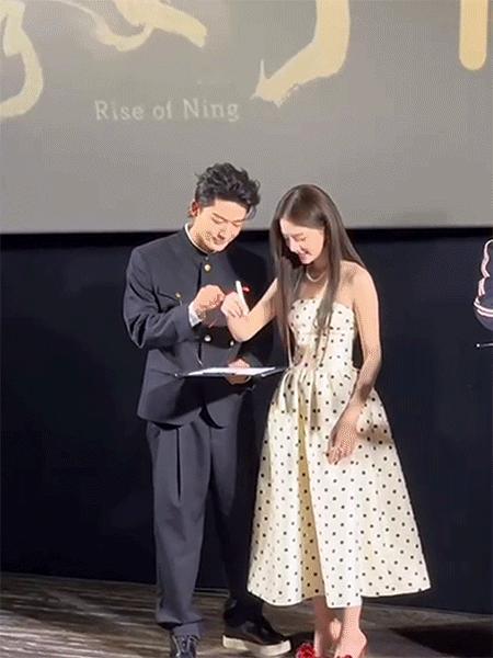 #张晚意给任敏系了个蝴蝶结##电视剧锦绣安宁[超话]#？！有人能懂我一下吗，他的