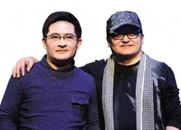 刘欢还有一位低调的弟弟刘啸，两人相差十岁。父母取名“欢”与“啸”，合起来便是欢笑
