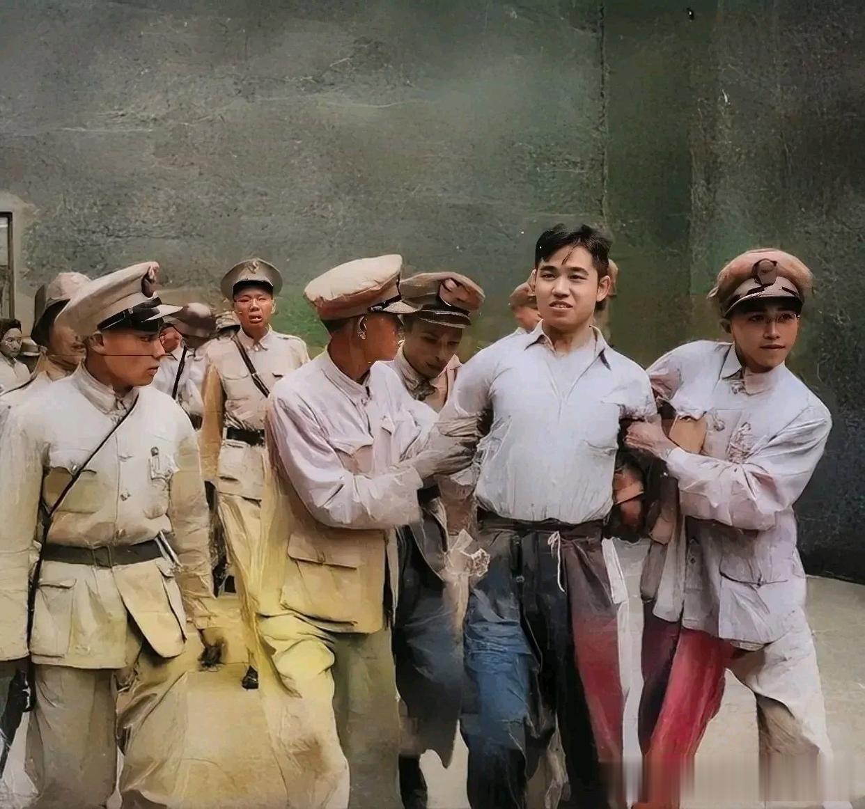这才是真正的视死如归！1948年，革命烈士王孝和被军警押往刑场时的照片，面对众多
