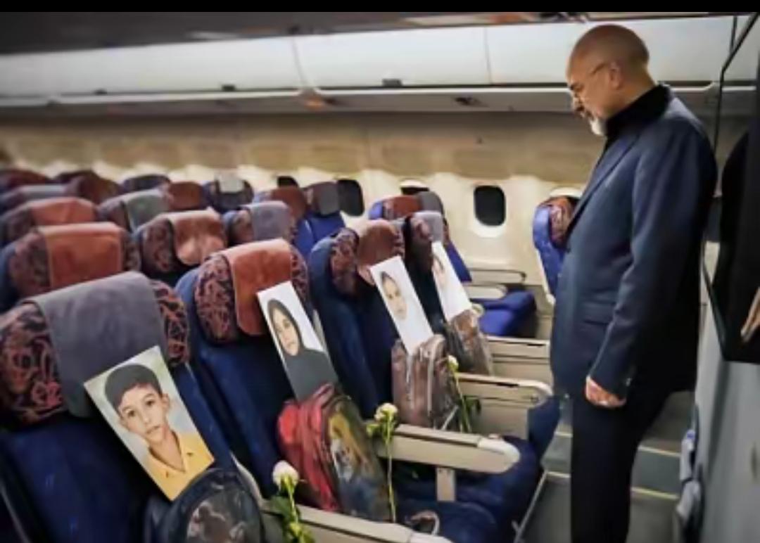 伊朗这招太狠了，在去谈判的飞机上，代表团什么都没往飞机上装，每个座位上都放了因为