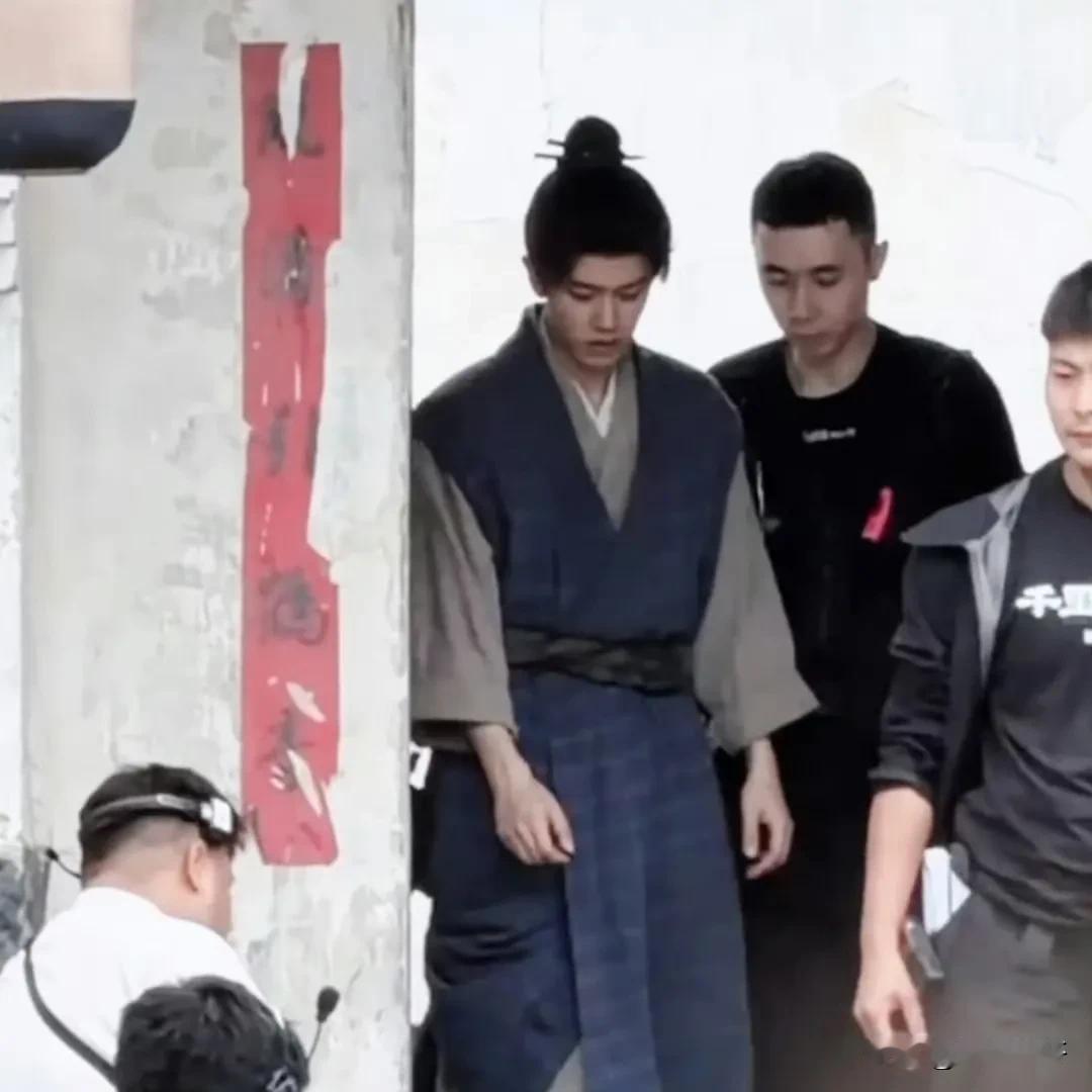 真的是人靠衣裳马靠鞍，
财哥穿上锦衣卫的衣服就是威风，
而穿上普通工匠的衣服秒变