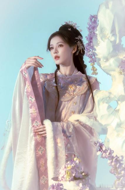 张予曦 蜘蛛精卖袜子这次的双11疯狂好六夜，张予曦的蜘蛛精造型美得像是艺术品，每