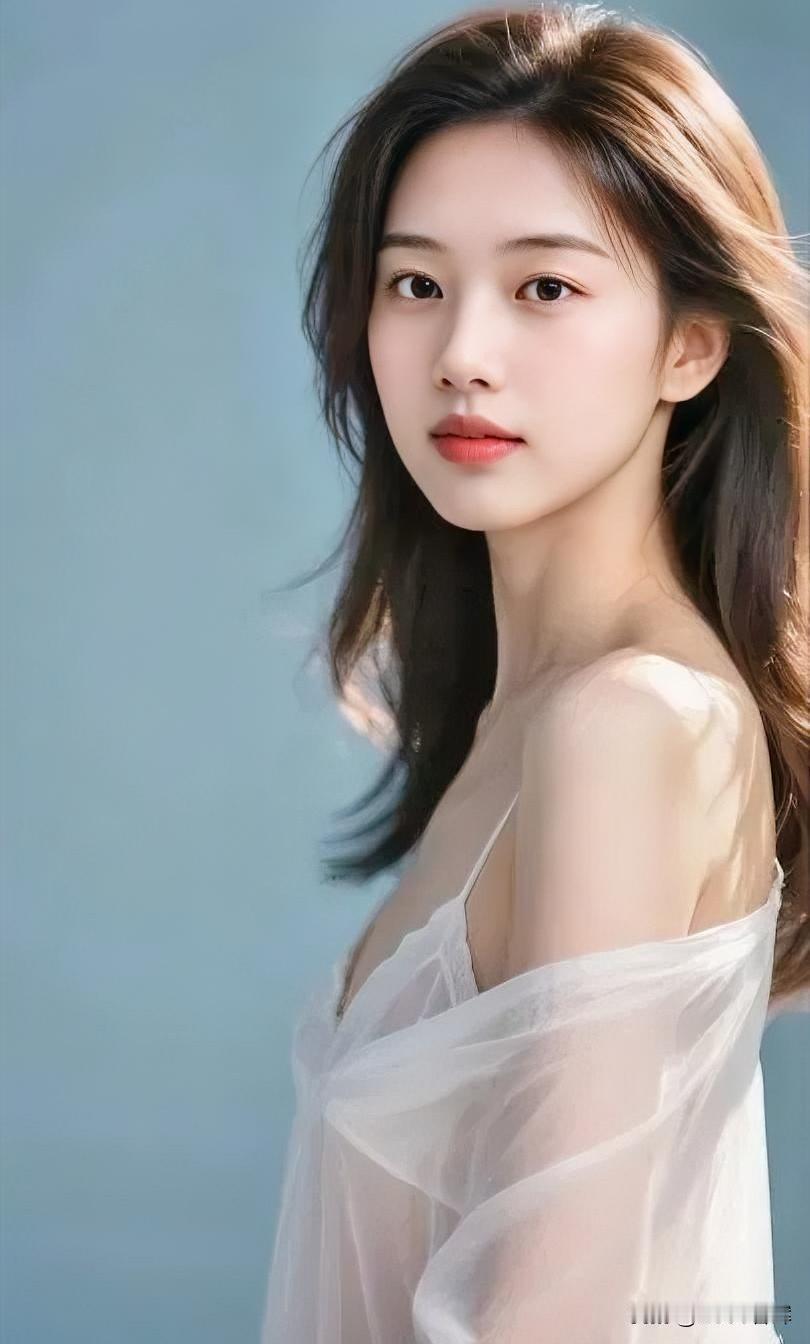 素纱轻扬，拂过肩头的霜。
浅蓝为幕，晕染纯净的光。
发丝流转，藏着温柔的芒。
 