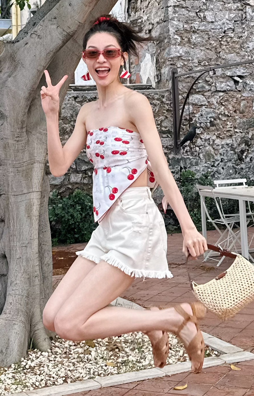 钟楚曦 钟楚曦海边度假这大长腿另外姐姐属猴子的吗树爬的这么溜