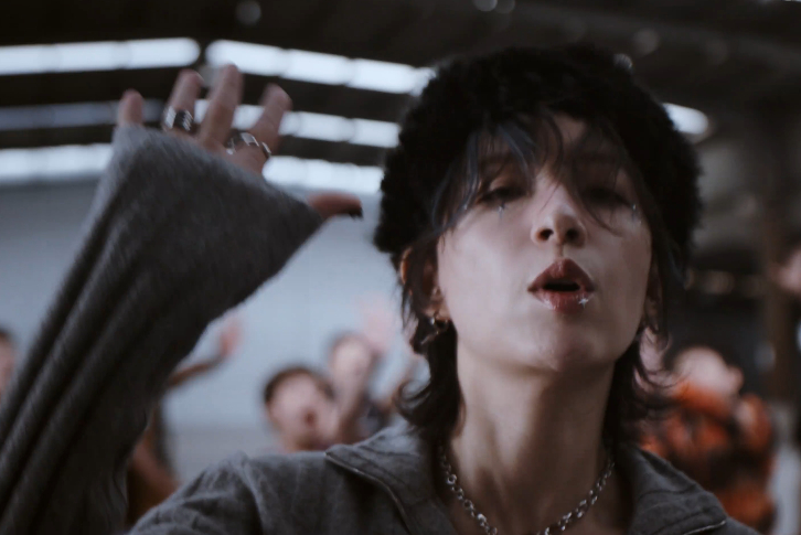 朕从未见过这样的李斯丹妮 这次亮相太惊艳了，绿发显得皮肤超白，星泪妆楚楚动人，唇