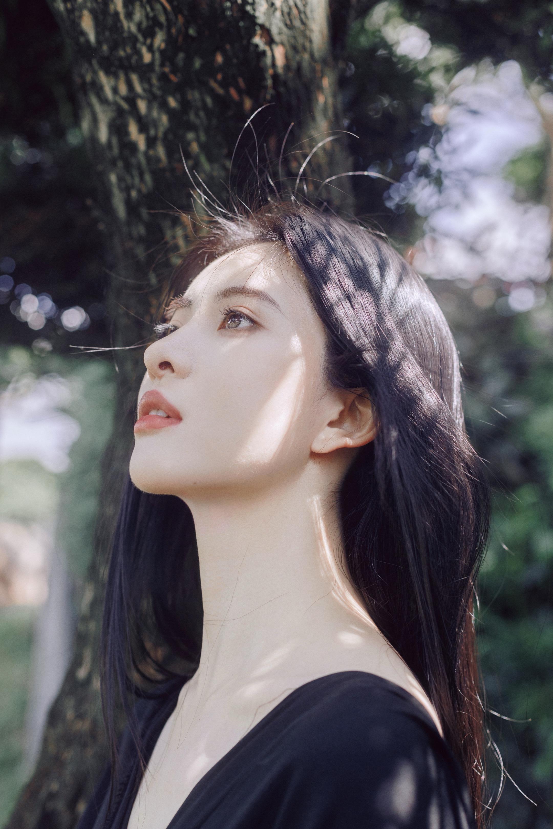 存一些适合i人姐妹中式清冷感拍照的动作。一直觉得拍中式清冷感写真，最难...