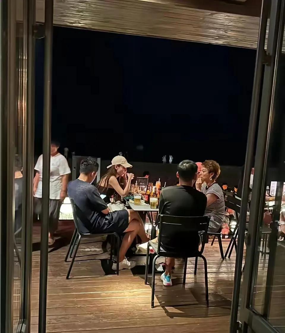 汪小菲不是很喜欢发声吗？怎么这次麻六记酸辣粉发霉的事情不说话了。产品出了问题，麻