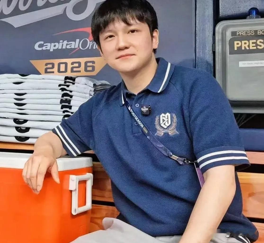 樊振东，开心发文！

10月28日晚，樊振东又上了热搜，原因是他第一次坐进棒球解