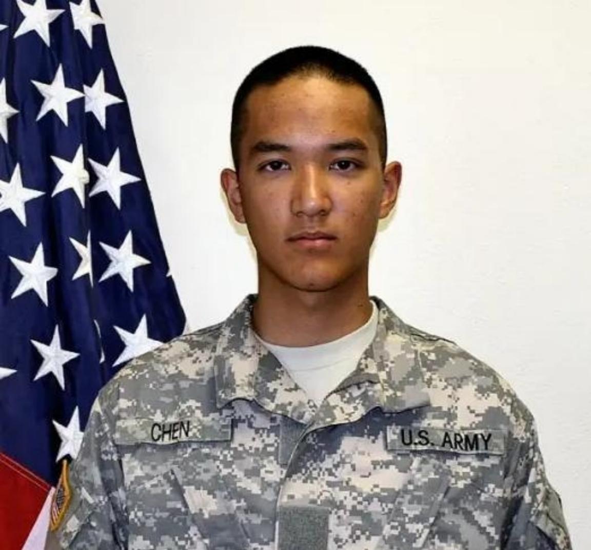 2011年，一个19岁的美籍华裔少年顶着全家反对，还是走进了美军征兵站，他没死在