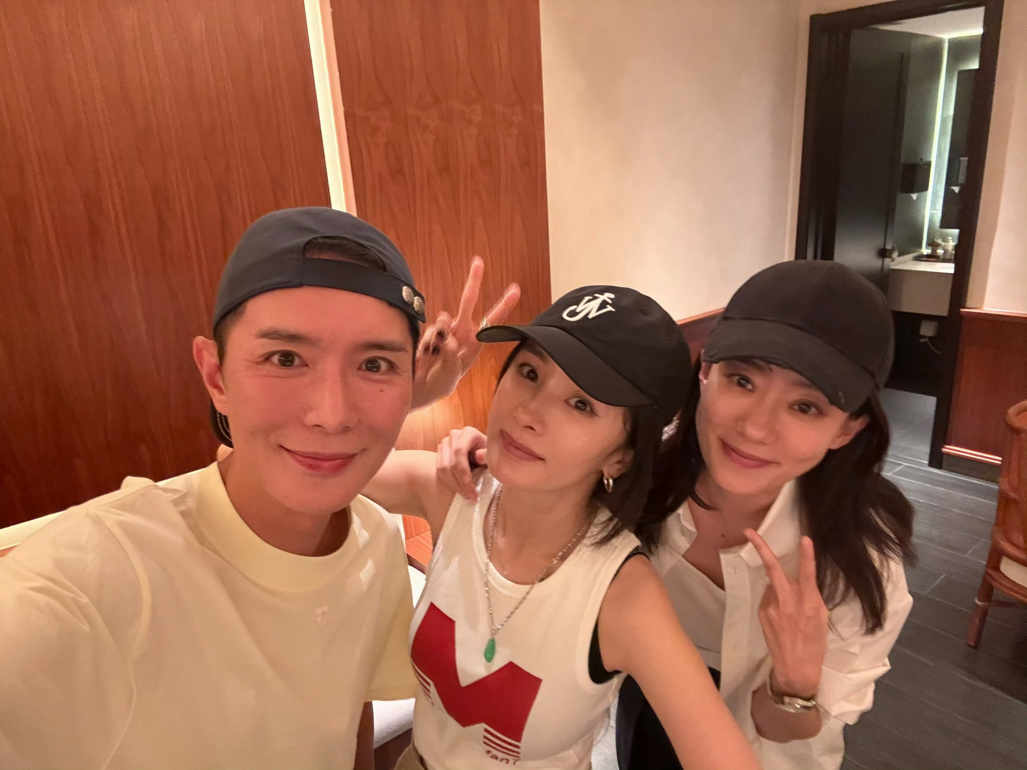 杨幂很开心的样子与好闺蜜刘冲，室友张小斐今晚聚餐能够解锁Vogue的确是时尚成绩