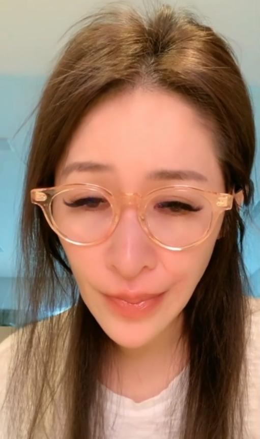 萧亚轩的脸这是怎么了！？
7月3日，萧亚轩在消失了几个月之后突然直播。和男友黄皓