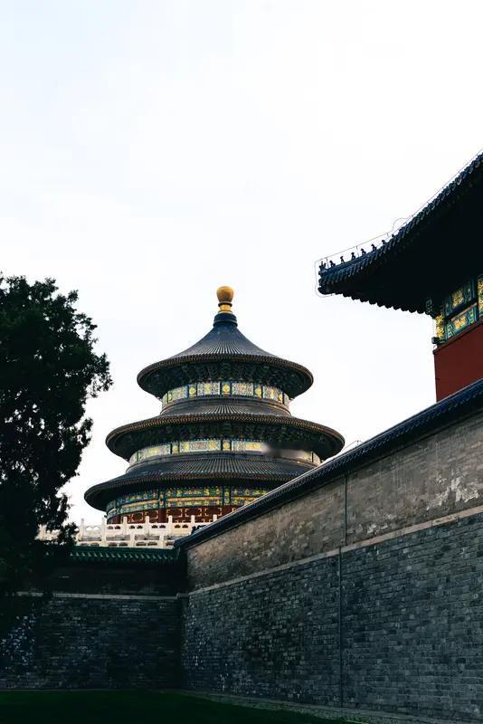 天坛的建筑结构完美体现中国传统文化。从空间布局看，两重坛墙南为方形、北为圆形，对
