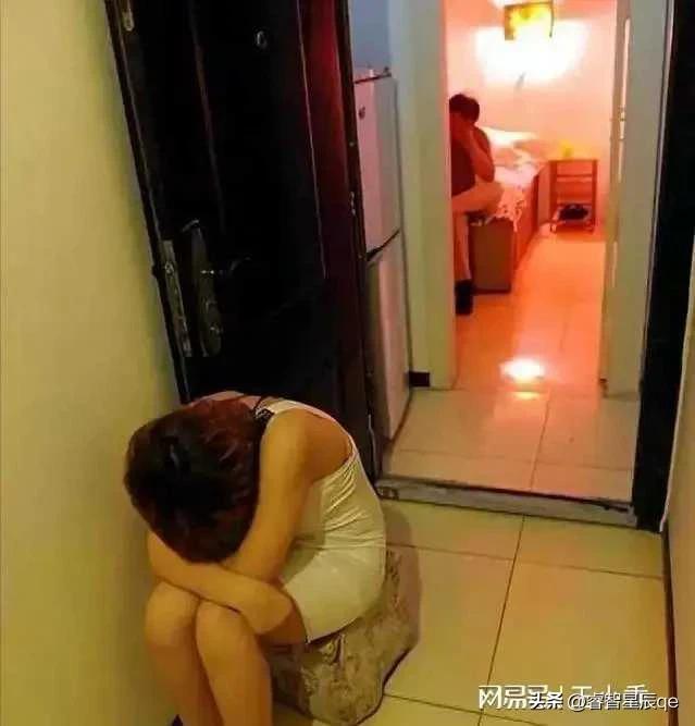 首先，女大学生卖淫现象的存在与社会就业环境不完善有一定关系。在现实的就业市场中，