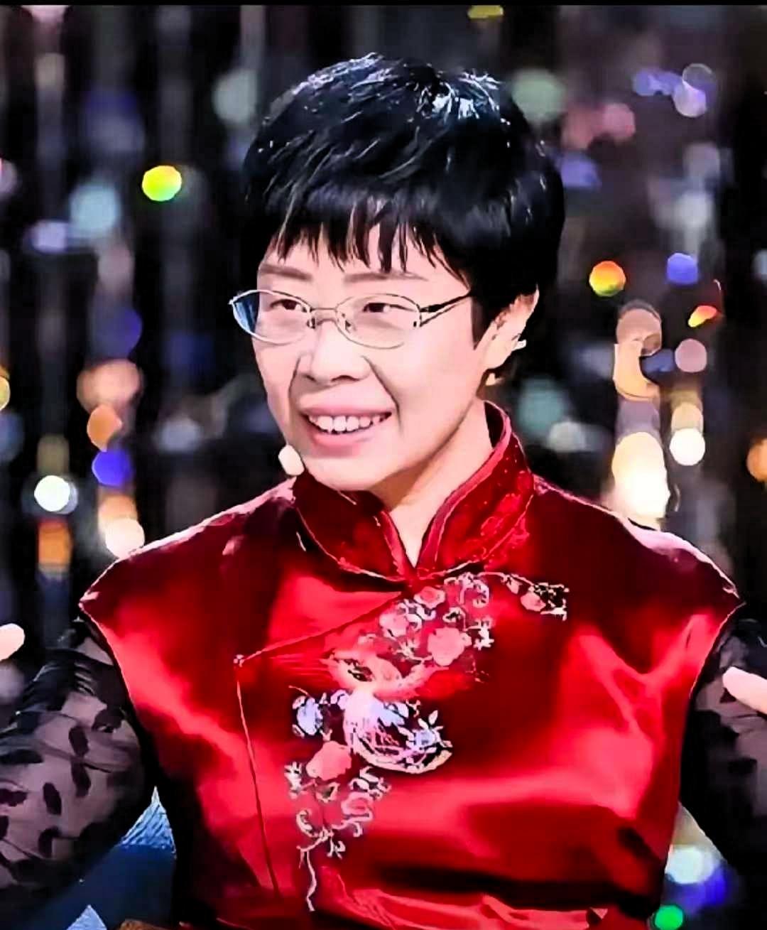 你敢信吗？
前阵子还在诗词大会上温温柔柔讲唐诗宋词的蒙曼，就因为聊了几句清朝，直