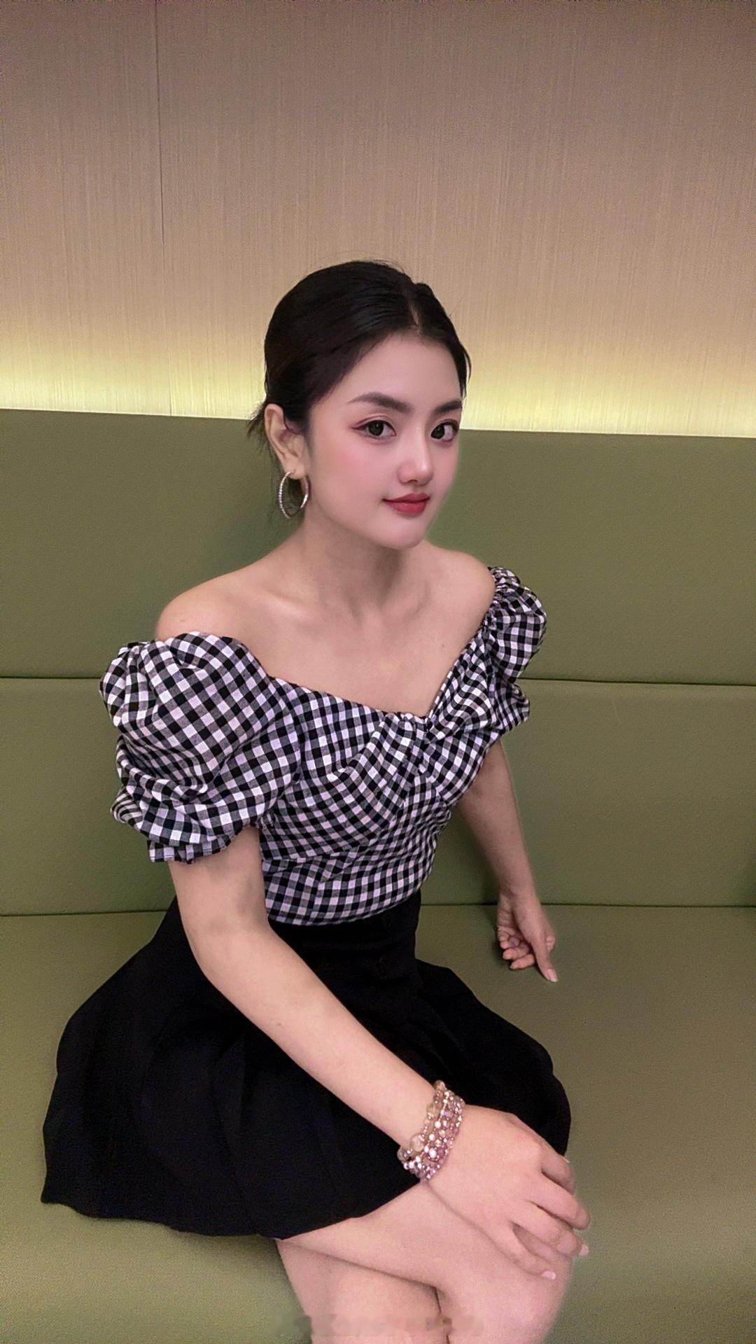 建议大家不要失去打扮欲打扮欲从来不是虚荣，是藏在琐碎生活里的生命力。生活一地鸡毛
