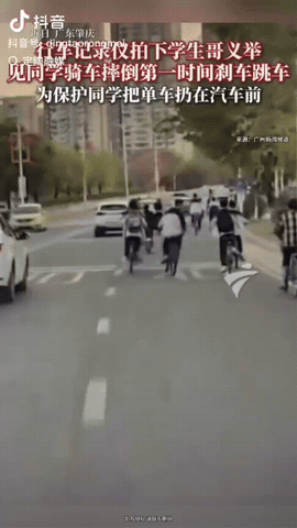 这男生是谁家的呀？好机智好有情义呀！
男孩正在骑行，前面的同学突然连人带车摔倒了