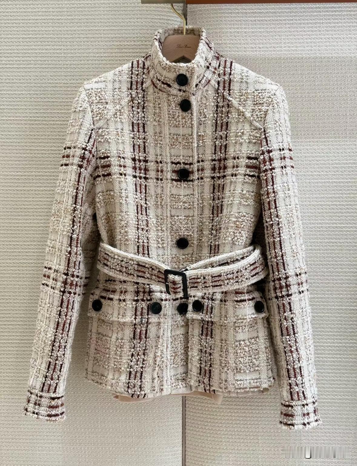 一件衣服最重要的是什么?
一件衣服最重要的是领子和袖子。
领袖、领袖，领子和袖子