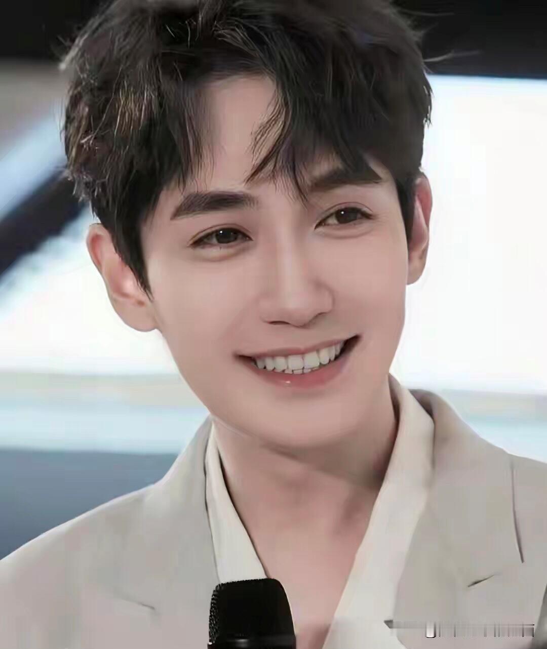 这是娱乐圈年轻男演员里最帅的一个，比黄晓明和苗侨伟年轻的时候都要帅气。

剑眉星
