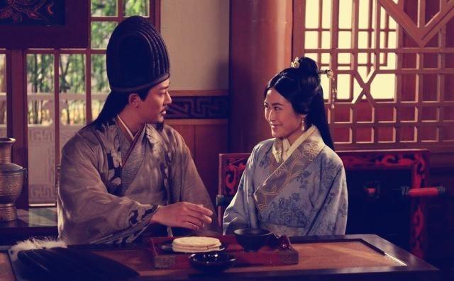 公元206年，20岁的诸葛亮娶了“丑女”黄月英，新娘子“头发黄，皮肤黑”，诸葛亮