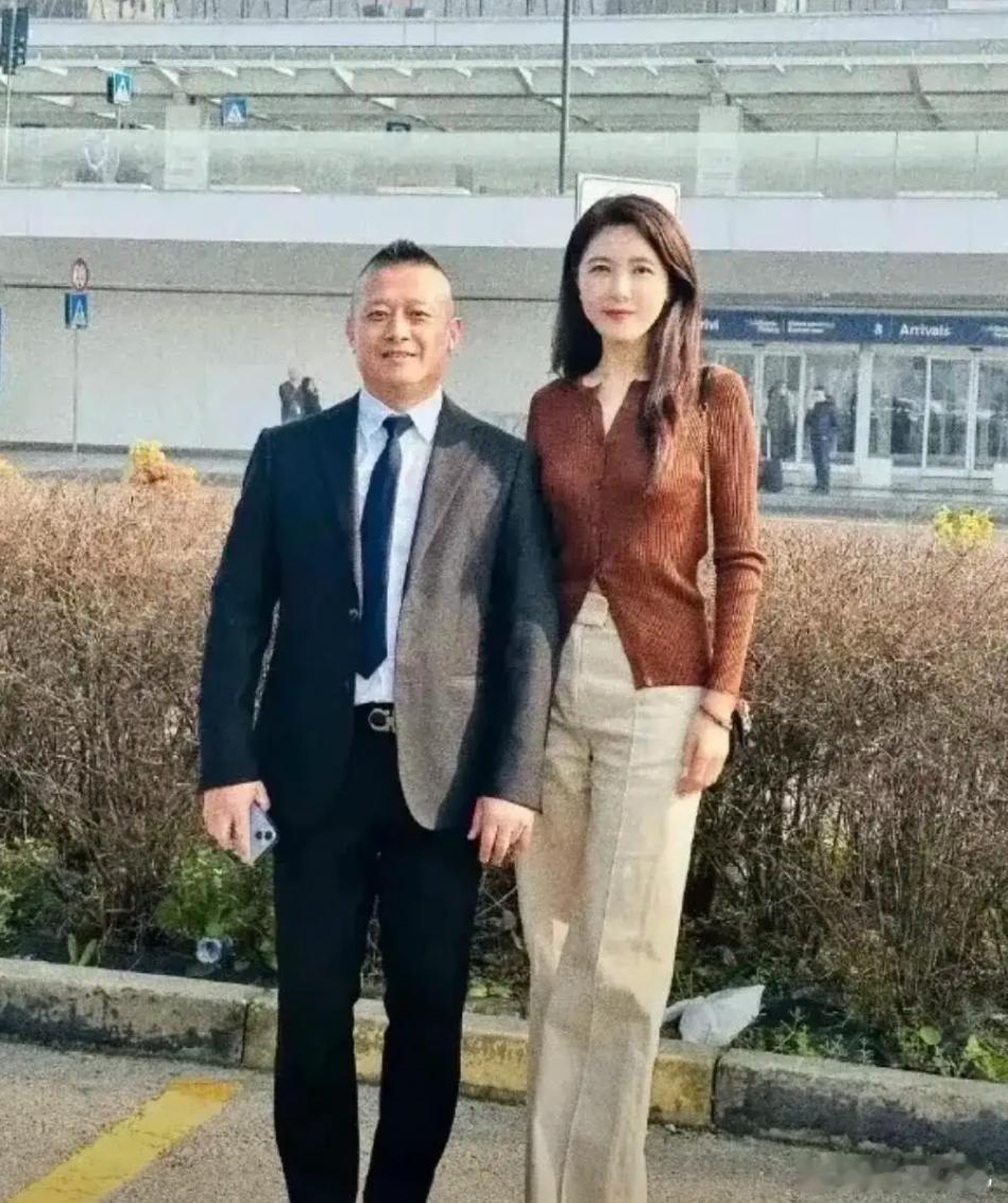 曾黎年过半百为何不显老，完全看不出有50，她真的长得很年轻，跟帅哥和美女的合影都