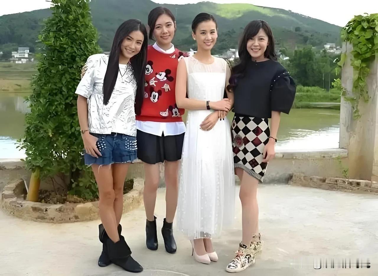 这三张图片里，每一张都有黄圣依。

之前因为我说她和阿娇身高差不多，几个网友说我